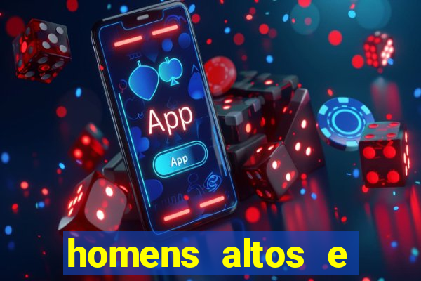 homens altos e magros pelados