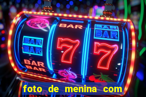 foto de menina com cabelo cacheado no espelho